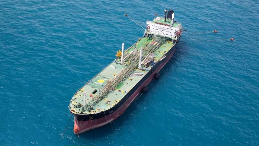 Сотни тысяч баррелей нефти: первый загруженный танкер покинул территорию Ормузского пролива