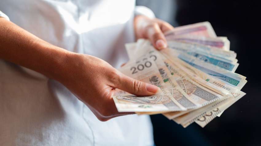Які зарплати отримують українські біженці у Польщі
