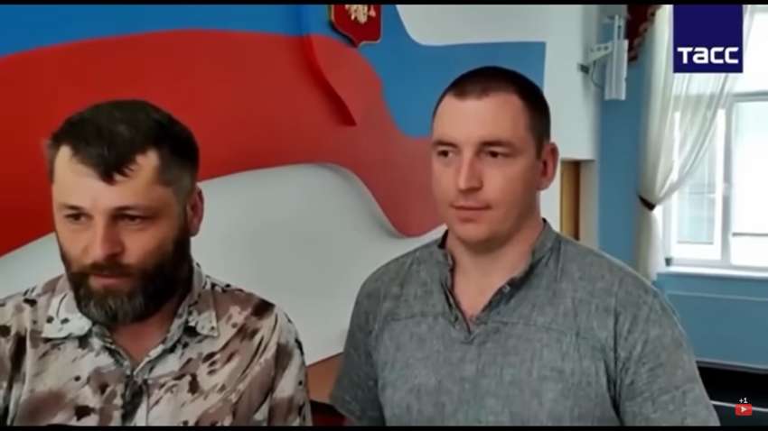 В Херсоне первыми за паспортами РФ пришли представители одной из партий Украины В Херсоне первыми за паспортами РФ пришли представители одной из партий Украины