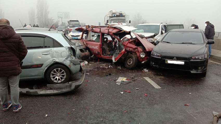 Массовое ДТП под Одессой: 17 разбитых машин, есть погибшие и пострадавшие