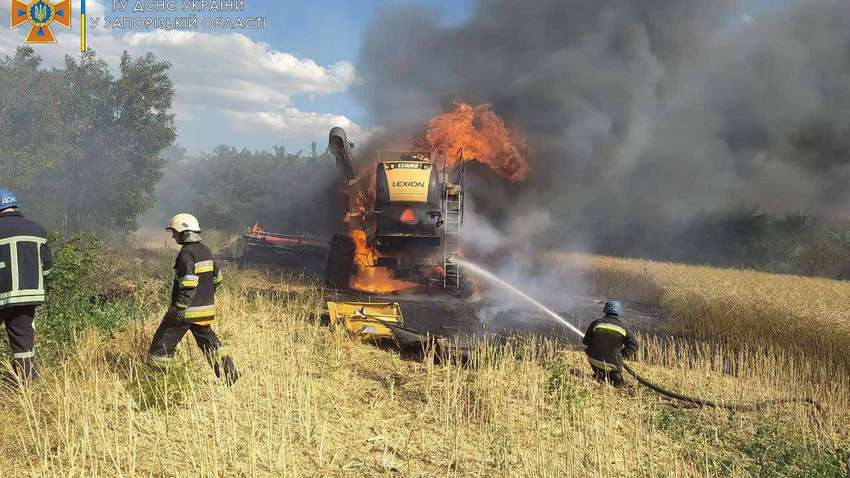 Тяжелая цена хлеба: комбайнеры взорвались на противотанковой мине в Запорожской области (ФОТО) Тяжелая цена хлеба: комбайнеры взорвались на противотанковой мине в Запорожской области (ФОТО)