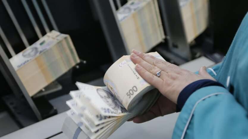 Война не помеха: до какого уровня подскочила средняя зарплата чиновников