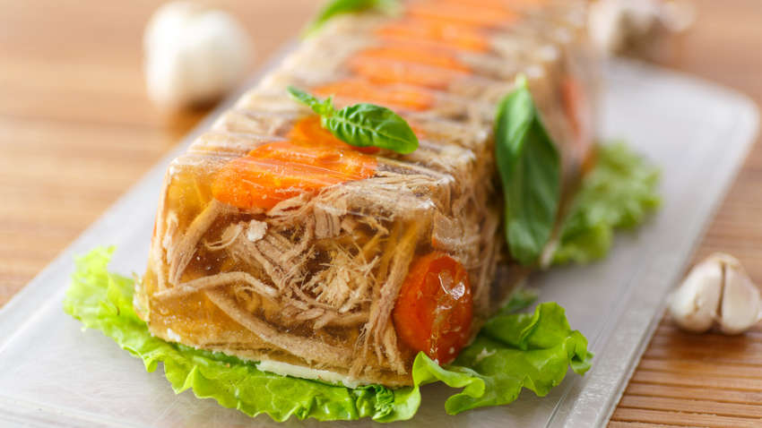 Медики розповіли, чим небезпечний холодець та заливна риба Медики розповіли, чим небезпечний холодець та заливна риба