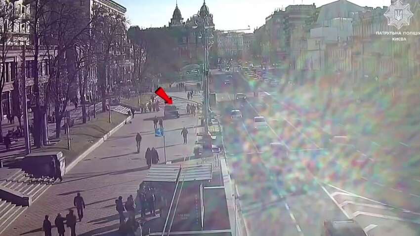 Мужчина на Range Rover проехал по тротуару на Крещатике (ВИДЕО)