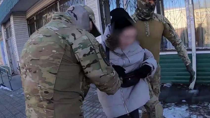 Схватили среди улицы: ФСБ задержала россиянку за донат ВСУ(ВИДЕО) Схватили среди улицы: ФСБ задержала россиянку за донат ВСУ(ВИДЕО)