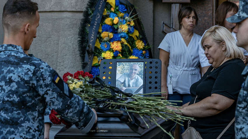 В Одессе простились с курсантами Института ВМС, погибшими от удара по кораблю «Симферополь»