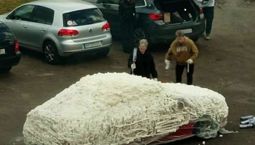 У Житомирській області блогер залив машину матері монтажною піною: подробиці У Житомирській області блогер залив машину матері монтажною піною: подробиці