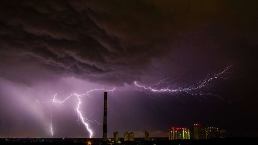 Прогноз погоди на травневі свята: синоптики попереджають про негоду