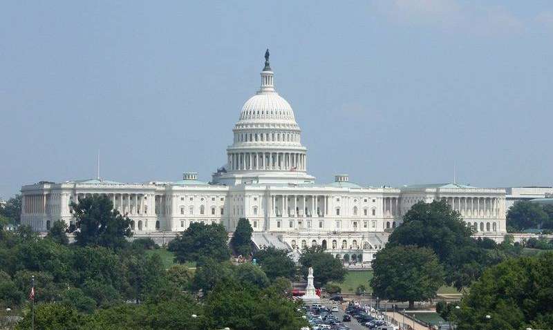 В США приняли оборонный бюджет с военной помощью для Украины