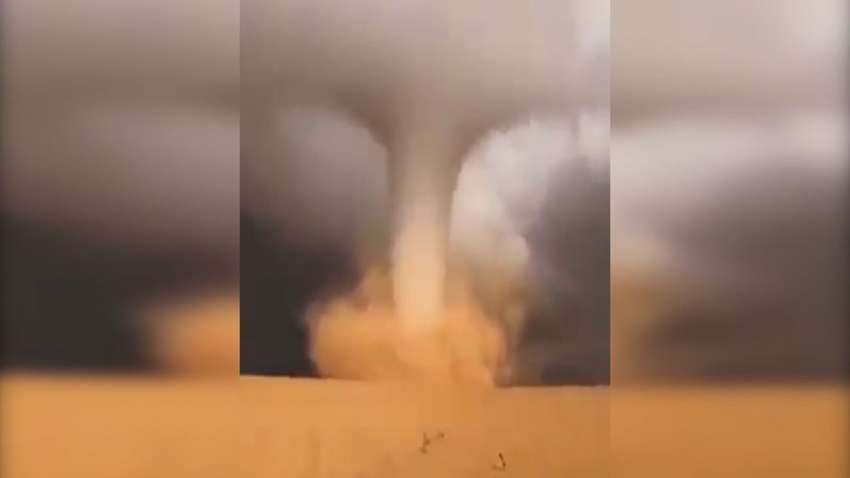 Нулевая видимость: мощный торнадо накрыл Саудовскую Аравию (видео) Нулевая видимость: мощный торнадо накрыл Саудовскую Аравию (видео)