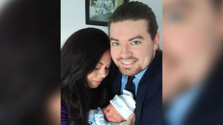 Пуповину перевязали маской: невероятная история родов на стоянке в США