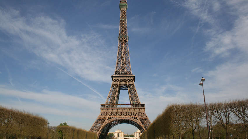 У Парижі закрили Ейфелеву вежу