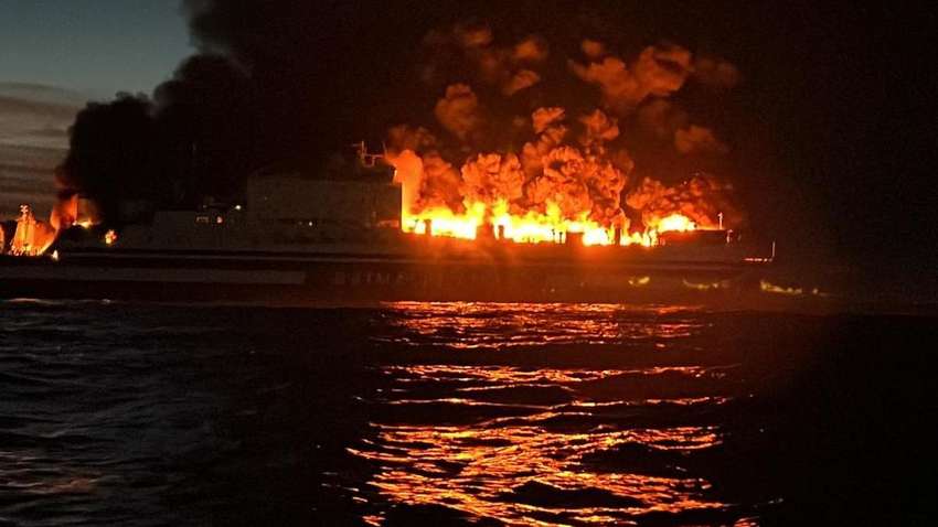 На поромі Греція-Італія сталася велика пожежа: десяток людей зникли безвісти На поромі Греція-Італія сталася велика пожежа: десяток людей зникли безвісти