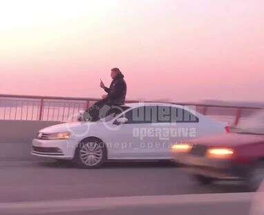 У Дніпрі водій зупинився посеред Центрального мосту, щоб зробити селфі на тлі заходу сонця (ВІДЕО)