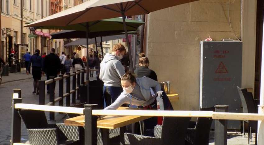 Запрет посещать концерты, рестораны, кафе, ТРЦ: невакцинированным украинцам сказали, чего ждать Запрет посещать концерты, рестораны, кафе, ТРЦ: невакцинированным украинцам сказали, чего ждать