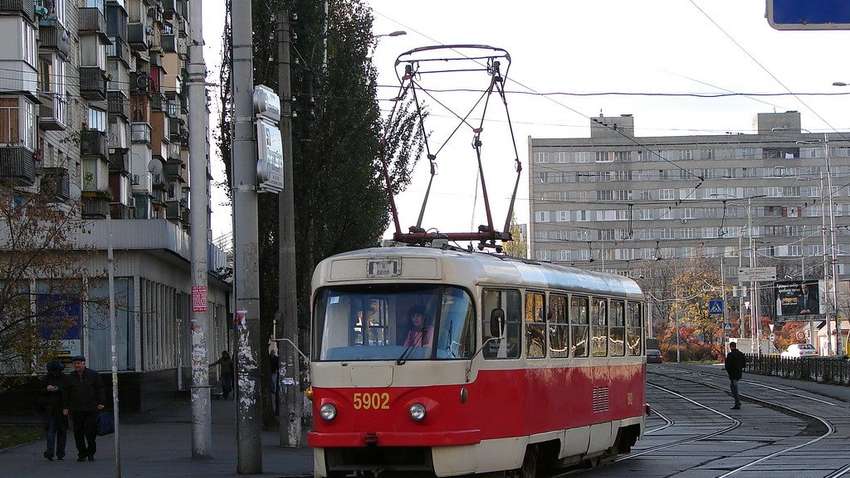 Видеофакт: харьковчане во время карантина "играют в прятки" в трамвае, увиливая от копов