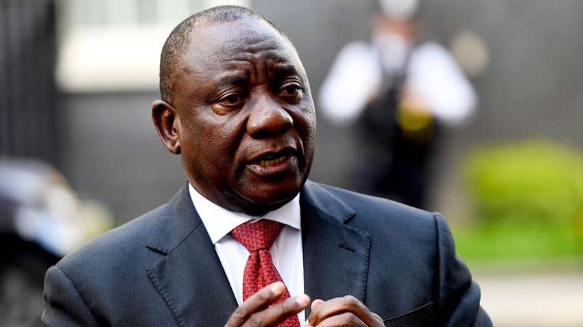 Президент ПАР розсмішив Мережу, заплутавшись у медичній масці 