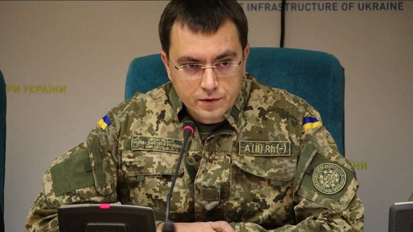 Колишнього главу Мінінфраструктури підозрюють у страшній шкоді ЗСУ: подробиці скандалу 