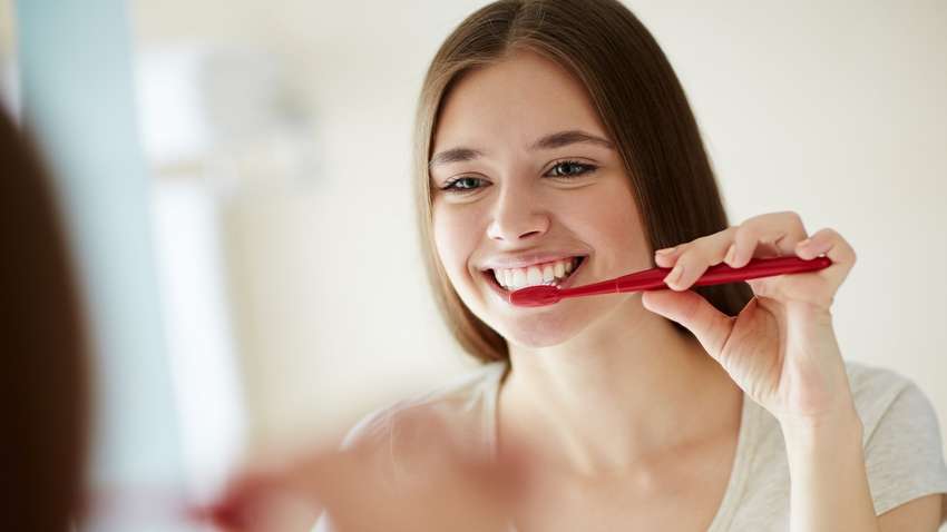 Медики рассказали, почему не стоит пропускать вечерний уход за зубами Медики рассказали, почему не стоит пропускать вечерний уход за зубами
