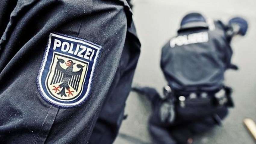 В Германии россияне подрались с копами из-за масок (ВИДЕО 18+)