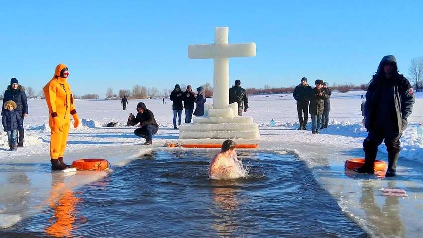 Тысячи спасателей будут патрулировать водоемы на Крещение