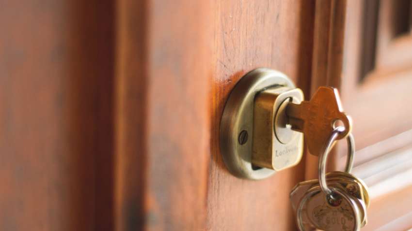 Что нужно сделать перед выходом из дома: 5 примет на удачу