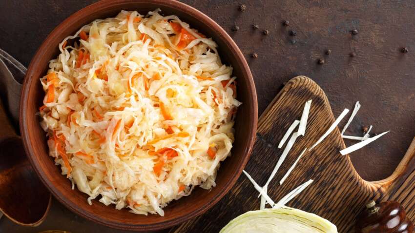 Квашеная капуста "лечит" язву: врачи объяснили, где правда и в чем опасность