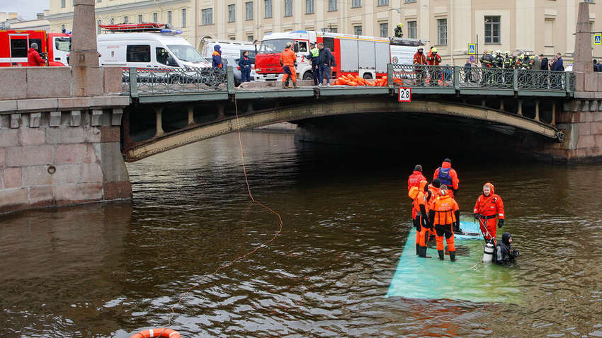 У Санкт-Петербурзі автобус із пасажирами впав у крижану річку. Багато загиблих 