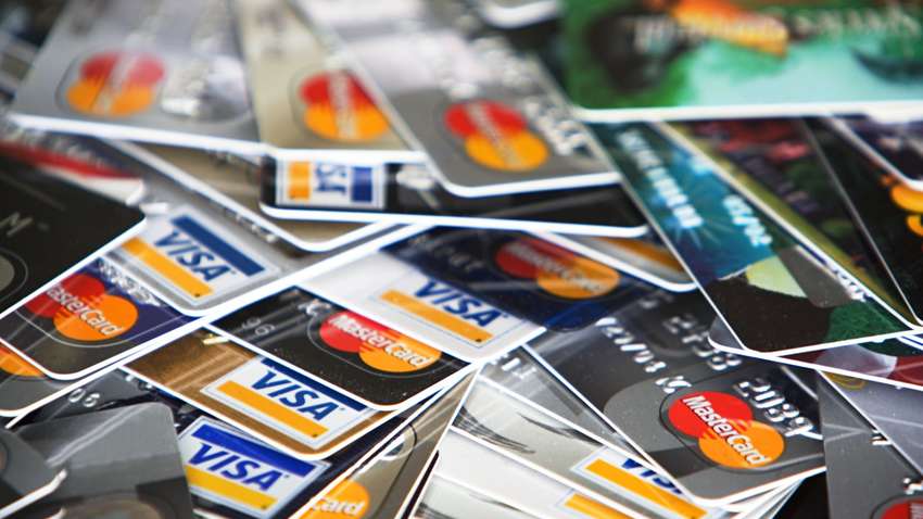 Кабмін зняв обмеження по зарплатним банківським картам