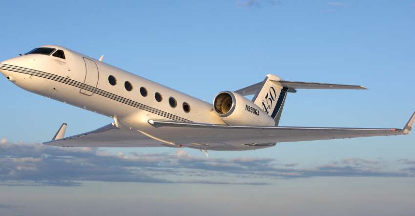 Это самый популярный самолет мира и сейчас за ним следят тысячи людей: кто на его борту Это самый популярный самолет мира и сейчас за ним следят тысячи людей: кто на его борту