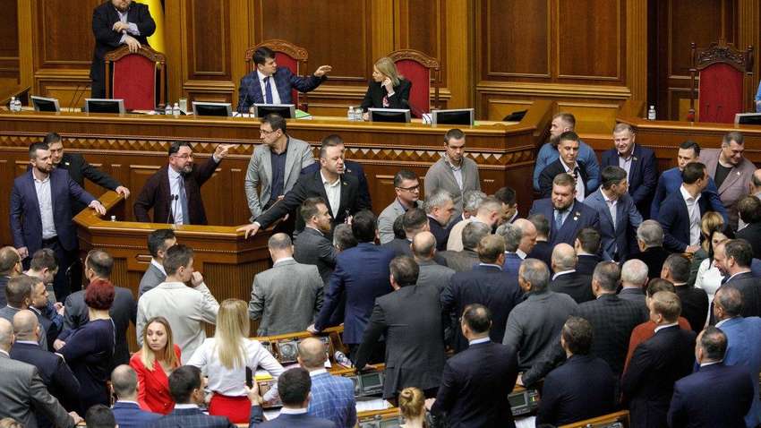 Журналист: "Медведчук предупредил Зеленского, что распродажа земли "за мелкий прайс" не доведет его до добра"