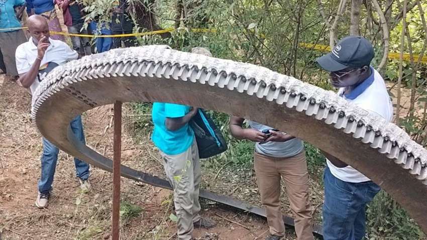 Гіганстьке космічне кільце впало на село в Кенії Гіганстьке космічне кільце впало на село в Кенії