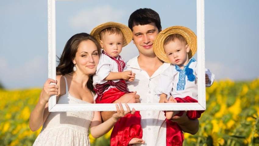 Украинцы стали более толерантными, счастливыми и богатыми, но меньше доверяют властям - исследование