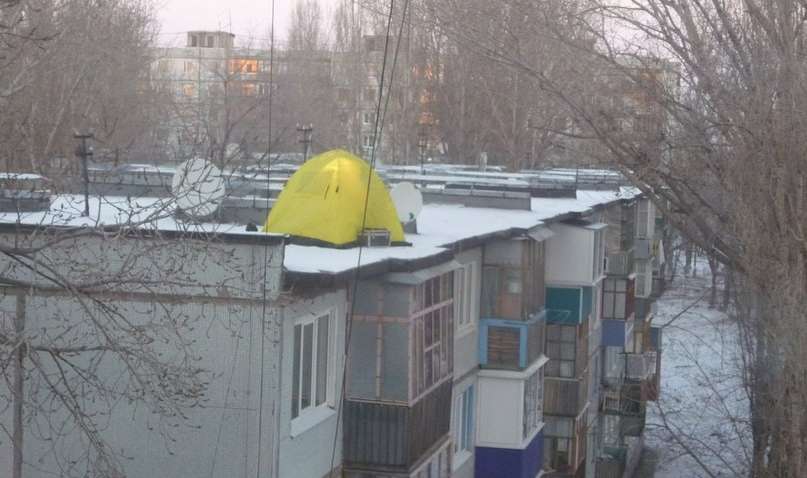 Карлсон вже не той: у мережі обговорюють появу намету на даху багатоповерхівки на Івано-Франківщині