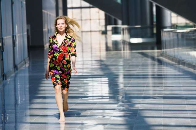 Секреты идеальной походки: 7 правил для женственности и грации