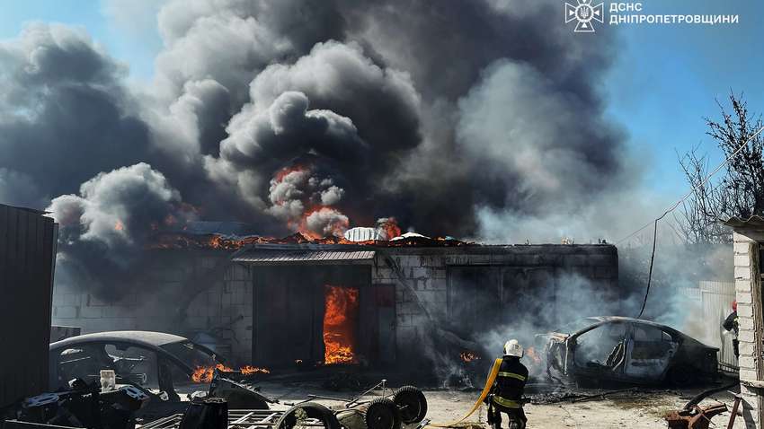 На Днепропетровщине обломки БпЛА упали на частный двор (ФОТО) На Днепропетровщине обломки БпЛА упали на частный двор (ФОТО)