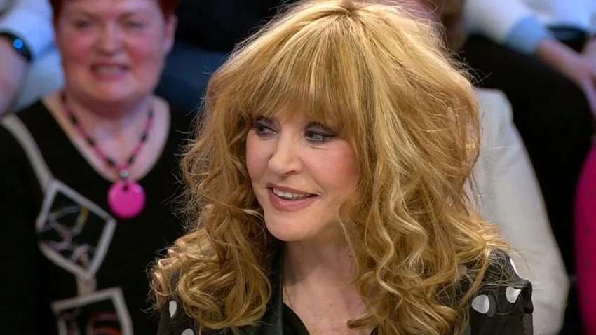 Пугачева в стильном свитере показалась с младшей дочерью под елкой (ФОТО)