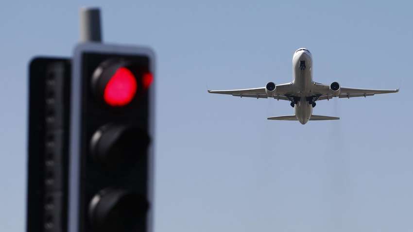 Новый штамм COVID испугал мировые фондовые рынки