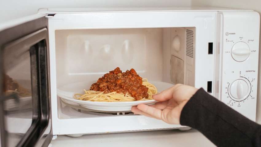 Експерти пояснили, чому ці 5 продуктів не можна гріти в мікрохвильовці