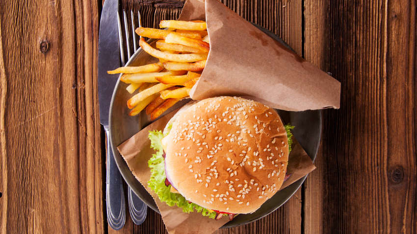 Чому після безсонної ночі тягне на шкідливі страви