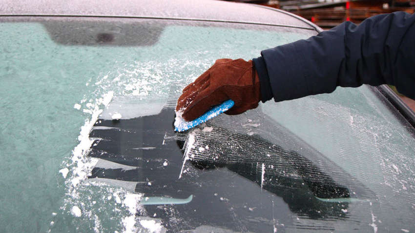 Полезный лайфхак: как быстро разморозить стекло в автомобиле Полезный лайфхак: как быстро разморозить стекло в автомобиле