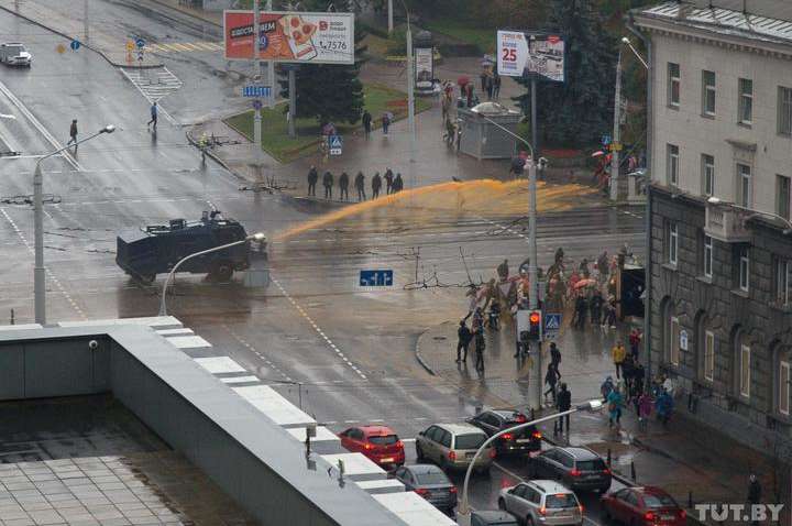 Протесты в Минске: протестующих разгоняют с помощью водометов и светошумовых гранат Протесты в Минске: протестующих разгоняют с помощью водометов и светошумовых гранат