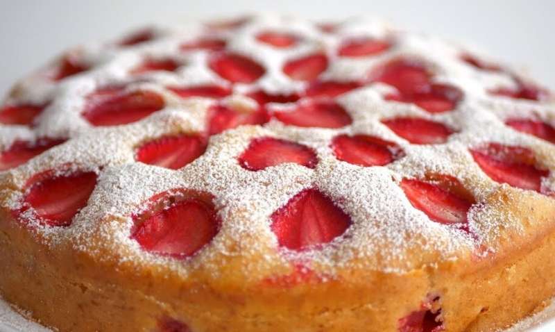 Літній десерт: як приготувати легку полуничну шарлотку Літній десерт: як приготувати легку полуничну шарлотку