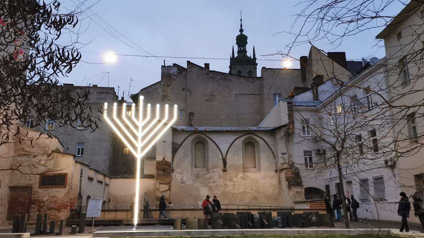 Скандал во Львове: пьяный мужчина повредил ханукию - как его накажут (ВИДЕО)