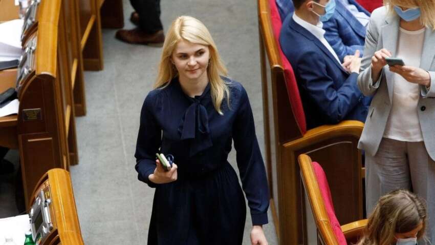 Рада досрочно забрала мандат у скандального нардепа Рада досрочно забрала мандат у скандального нардепа