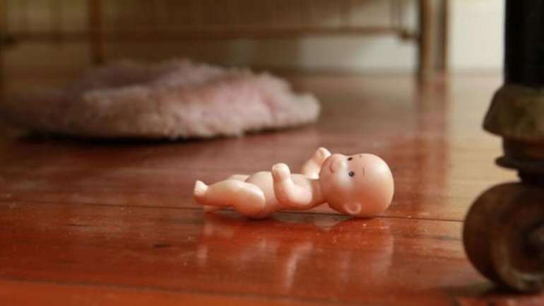 В Кривом Роге мать с вещами под зданием мэрии оставила 9 детей