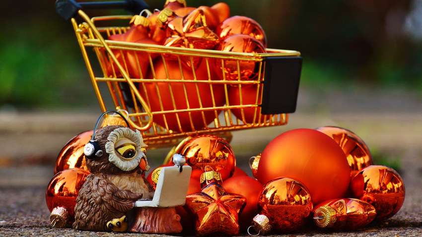 Більшість українців частину витрат на новорічний та різдвяний шопінг задонатять ЗСУ, - опитування