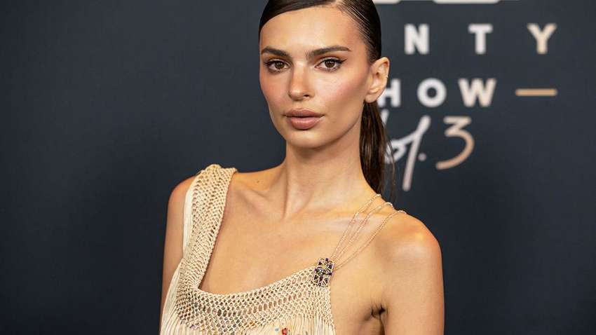 Емілі Ратажковськи похвалилася підтягнутим животиком: проте фани не в захваті