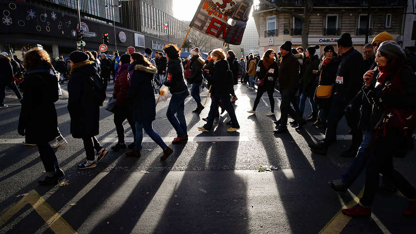 Франція чекає на «чорний четверг»: громадяни збираються "скинути" уряд