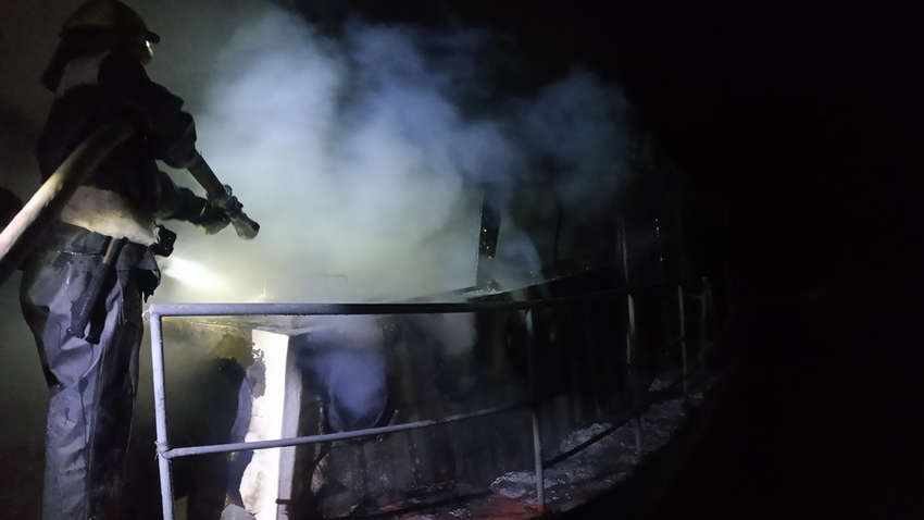 В Кривом Роге загорелся прогулочный катер - ВИДЕО В Кривом Роге загорелся прогулочный катер - ВИДЕО